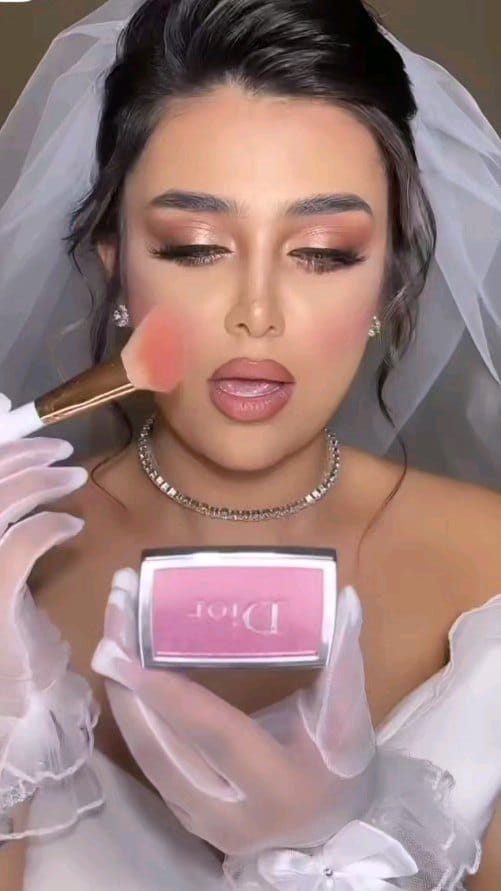 Post 8 by Makeup Artist Sonia Chamoun on Instagram (video)