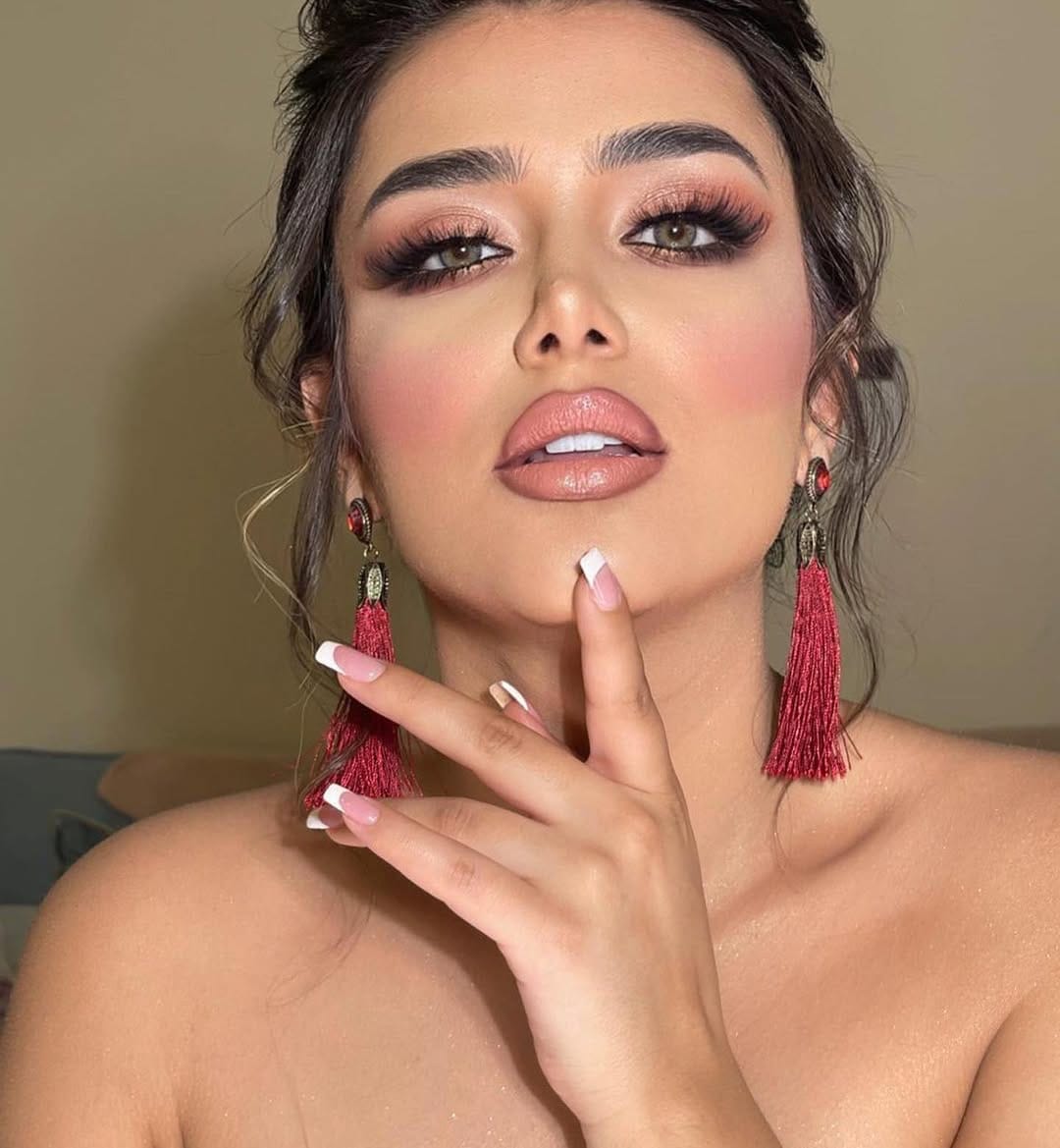 Post 9 by Makeup Artist Sonia Chamoun on Instagram (carousel)