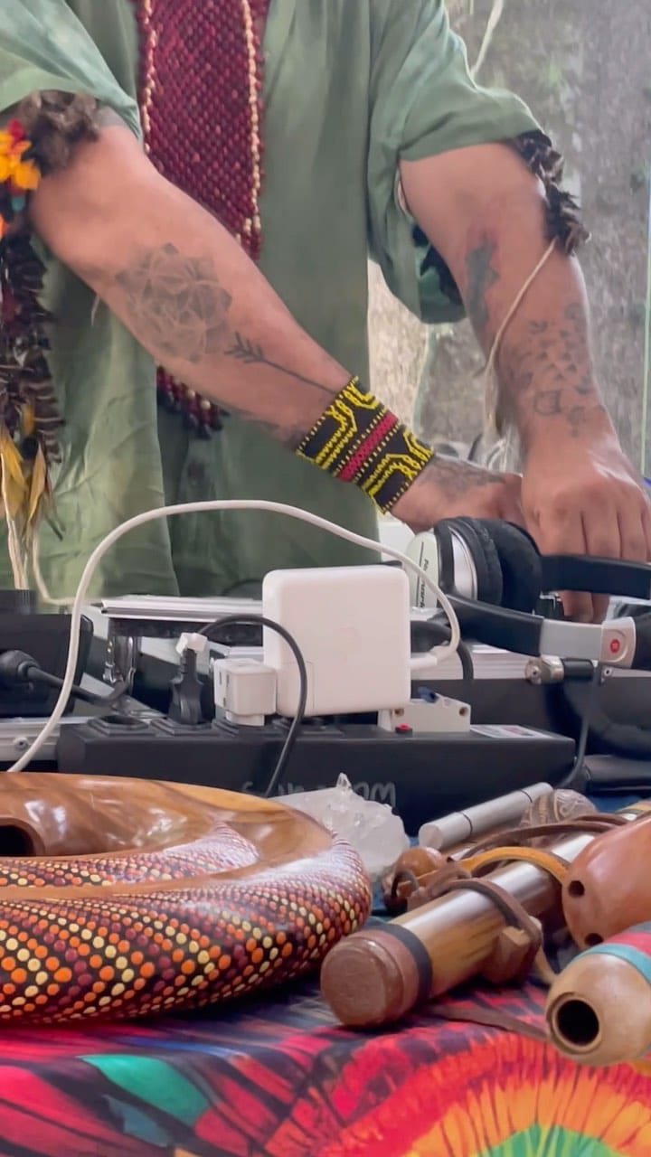Post 10 by Luiz Mayõ - Mentor | Terapeuta | Luthier | DJ Looper on Instagram (video)