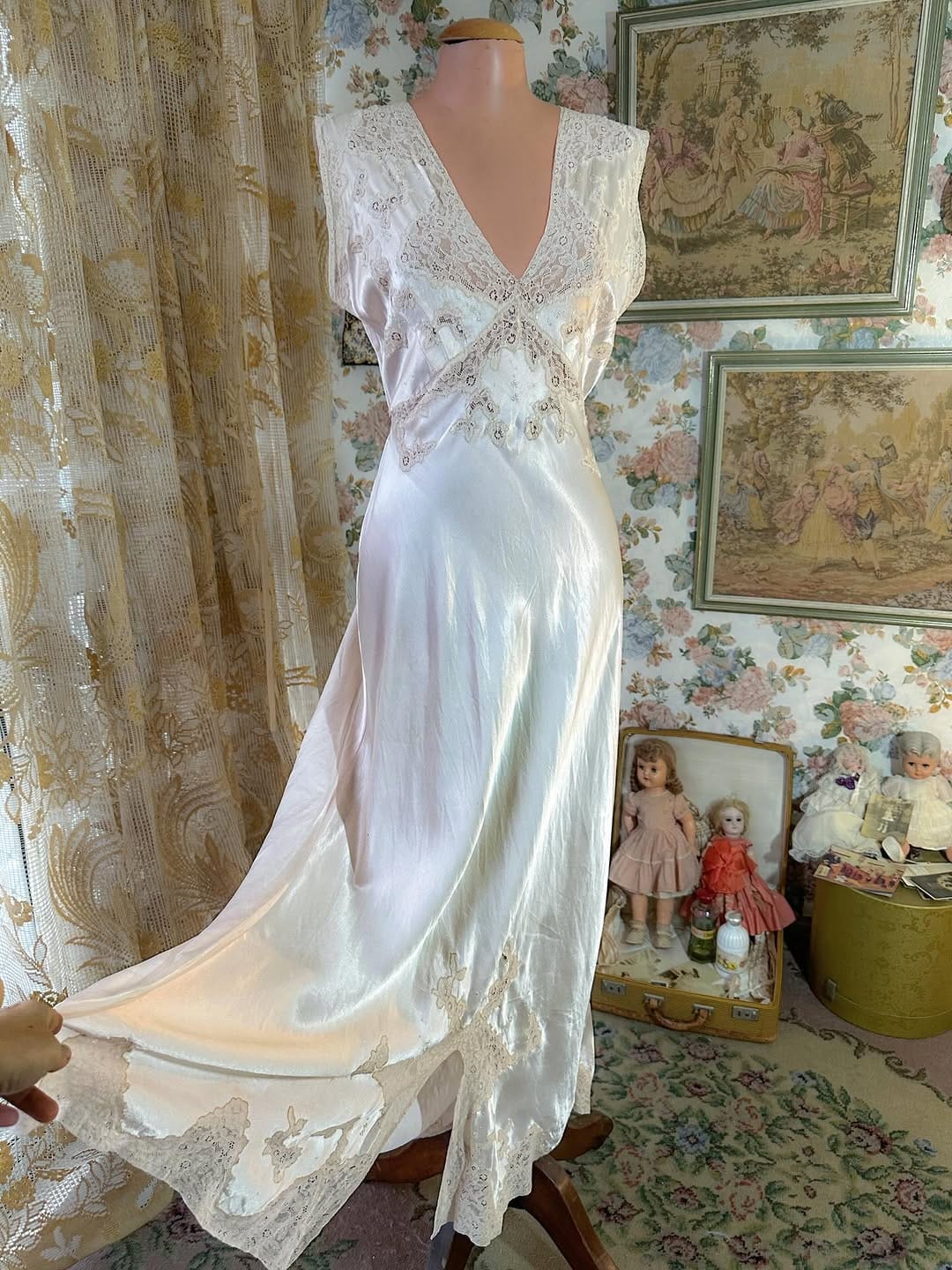 Post 5 by 𝔏’𝔞𝔪𝔬𝔲𝔯 𝔙𝔦𝔫𝔱𝔞𝔤𝔢 𝔖𝔥𝔬𝔭 on Instagram (carousel)