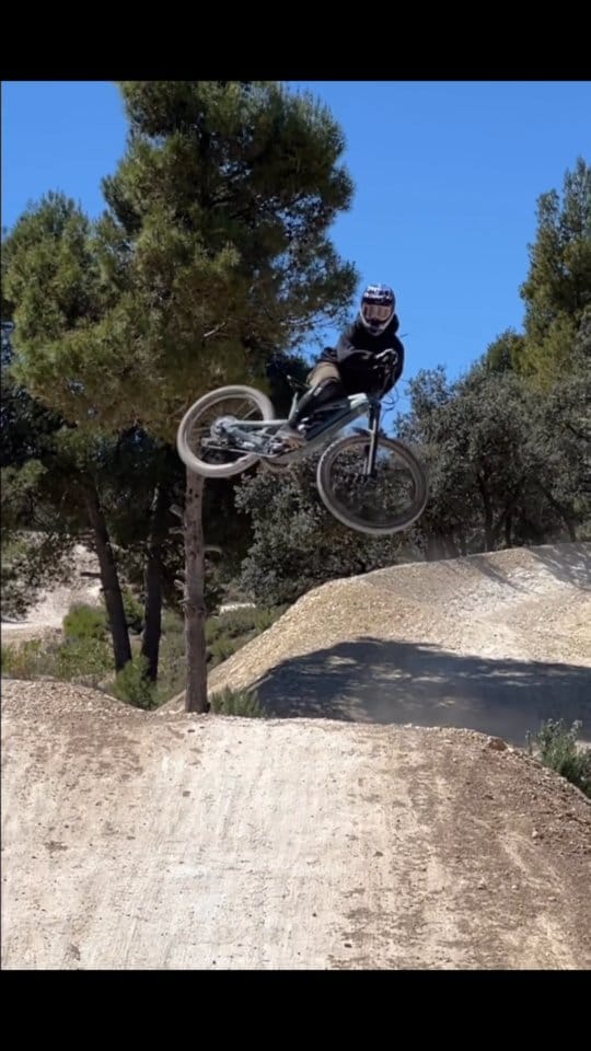 Post 9 by 📸MTB • DOWNHILL • ENDURO • XCO on Instagram (video)