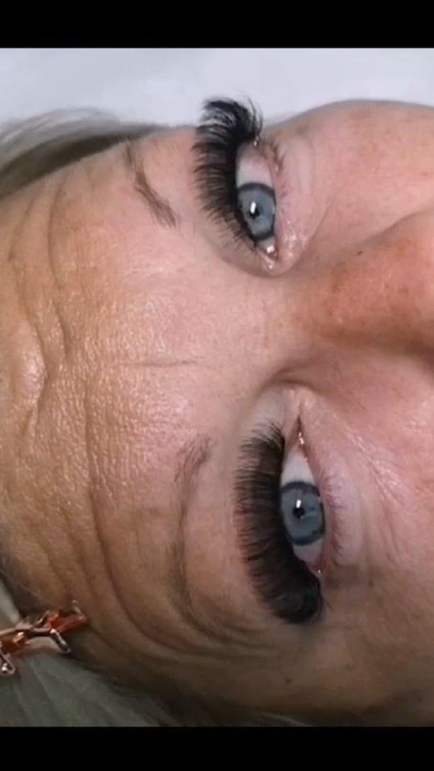 Post 9 by Poshlashes on Instagram (video)