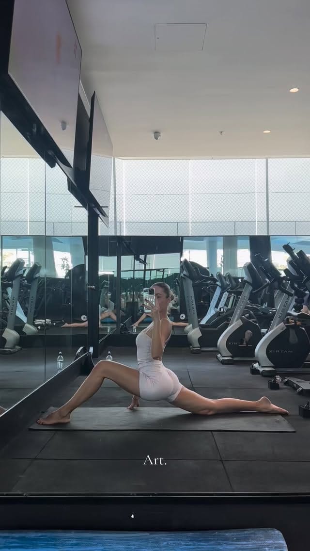 Post 6 by Karina Bozga on Instagram (video)
