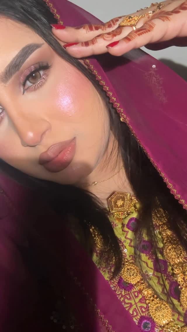 Post 4 by Amna Makeup Artist 💄. on Instagram (video)