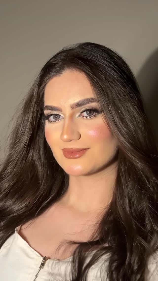 Post 3 by Amna Makeup Artist 💄. on Instagram (video)