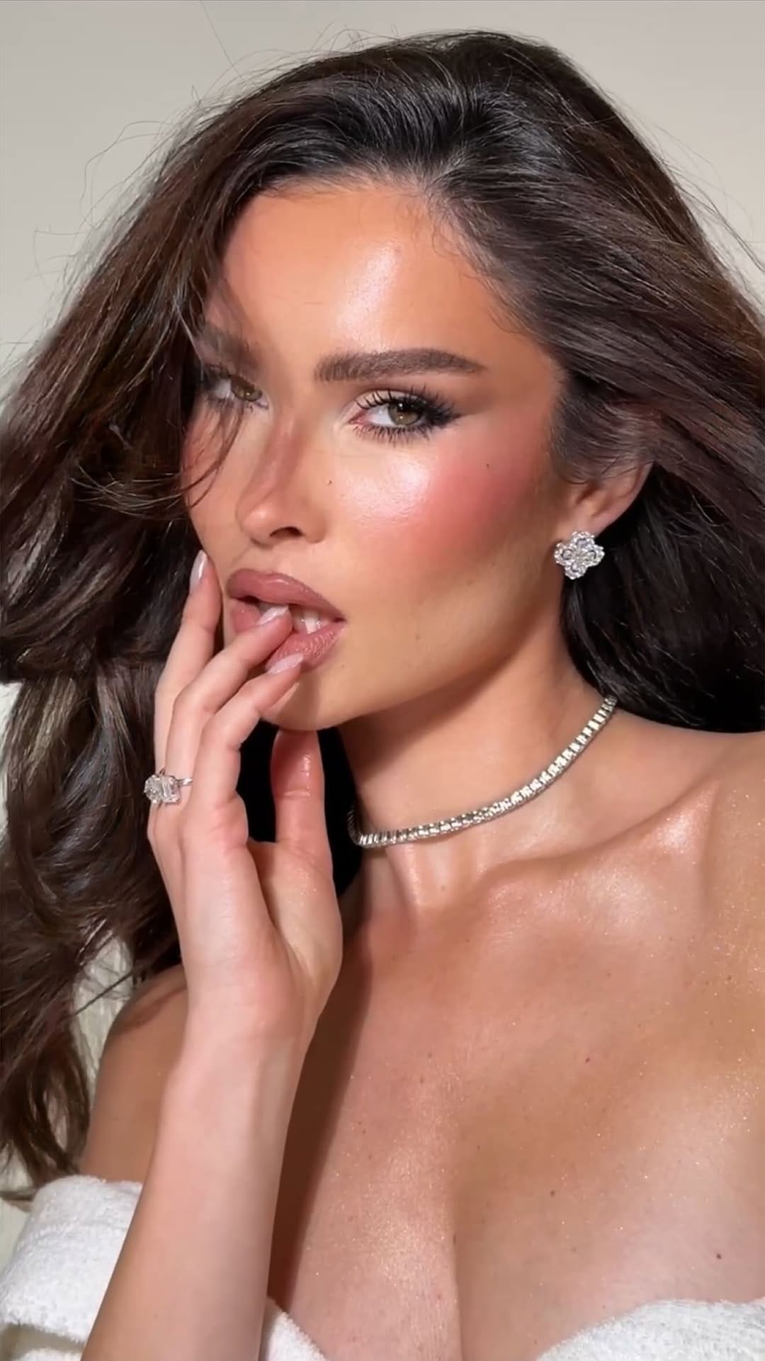 Post 9 by Dubai makeup artist 💄 on Instagram (video)