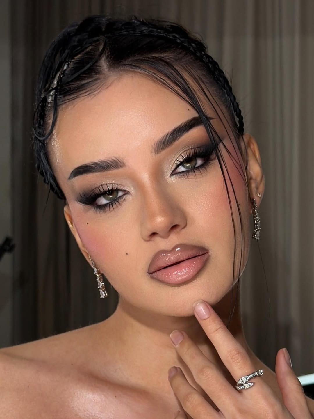 Post 6 by Dubai makeup artist 💄 on Instagram (carousel)