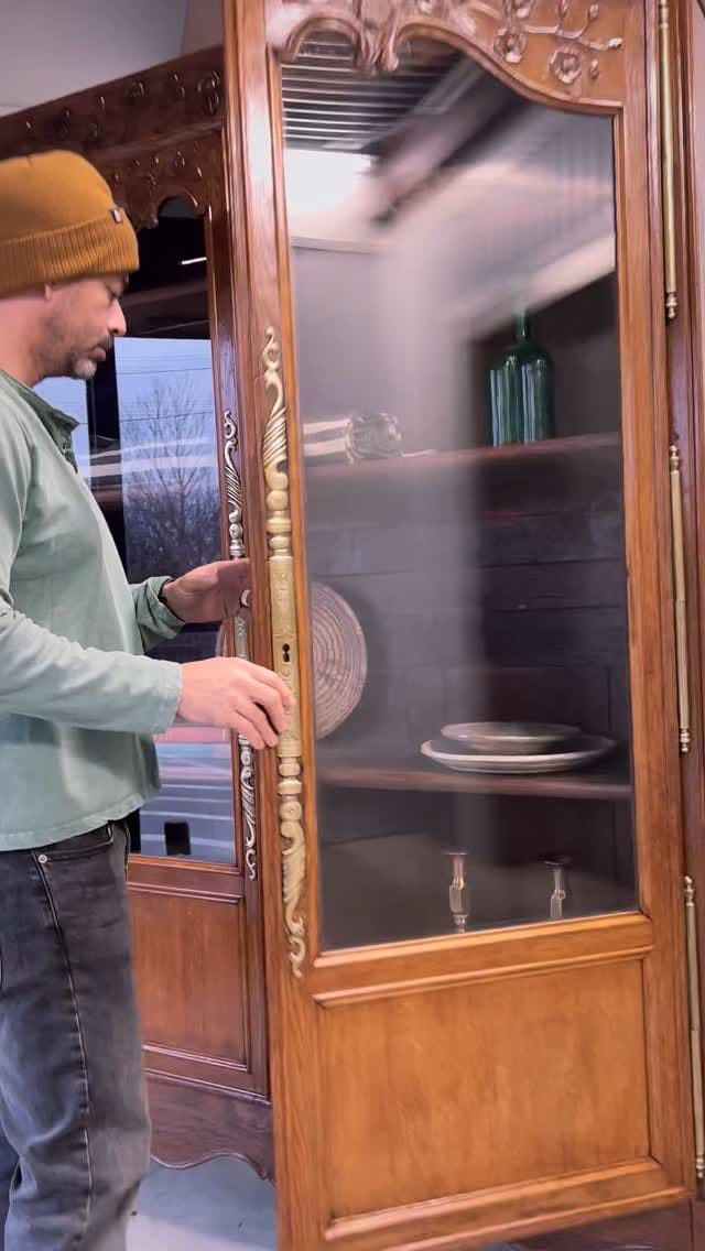 Post 7 by The Eclectic Den | Online Vintage Furniture on Instagram (video)