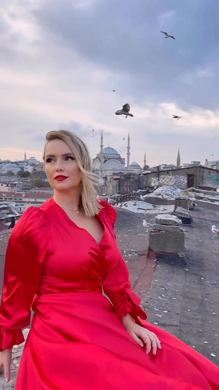 Post 2 by Makeup & hair Artist on Instagram (video)