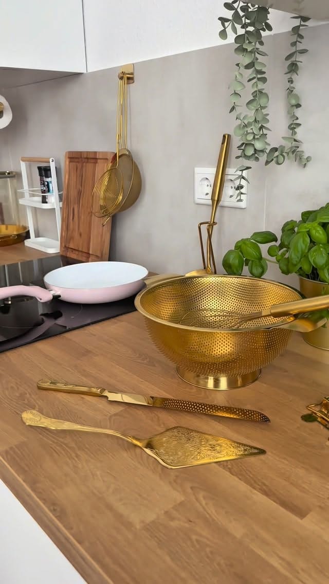 Post 4 by Royal Golden Home on Instagram (video)