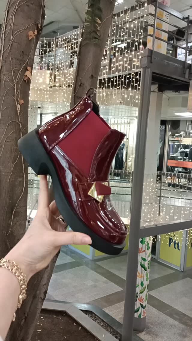 Post 10 by Alvadonna shoes on Instagram (video)
