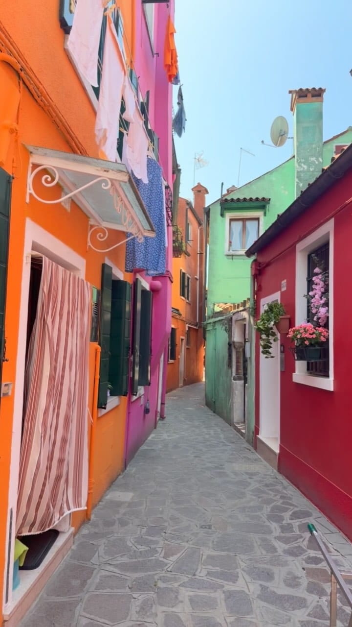Post 3 by Clara Travel Addict 🌍✈️ on Instagram (video)