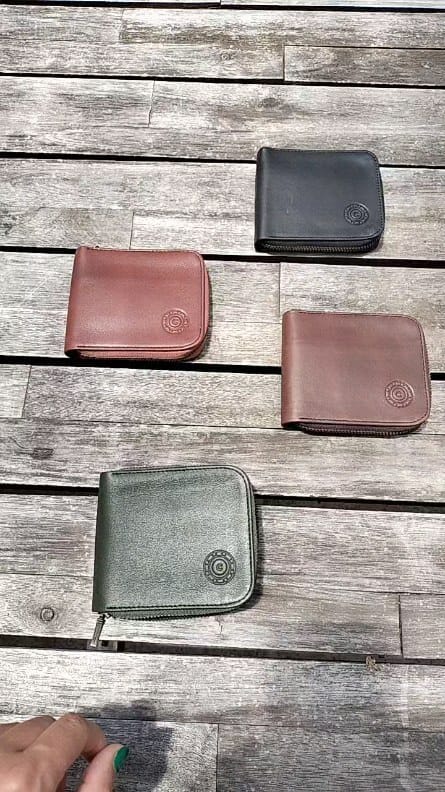 Post 1 by Caleidoscopio Leather on Instagram (video)