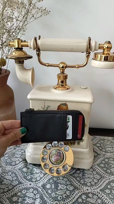 Post 2 by Caleidoscopio Leather on Instagram (video)