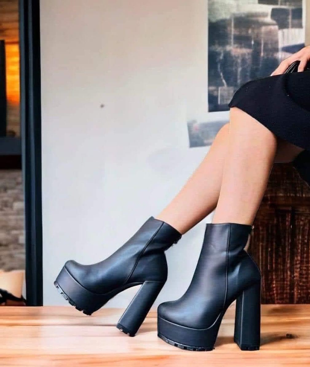 Post 6 by BIENVENIDA a 𝐁𝐋 𝚜𝚑𝚘𝚎𝚜 𝚖𝚊𝚣𝚊𝚝𝚕𝚊𝚗 💫 on Instagram (image)