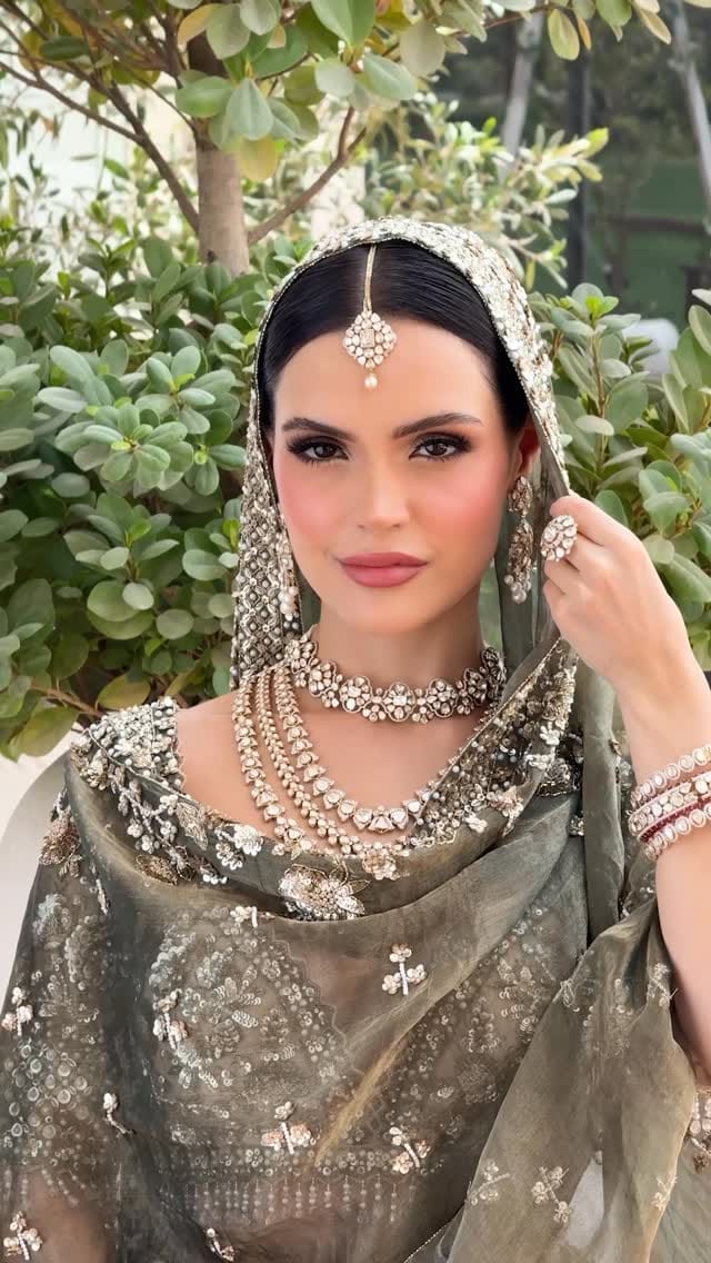 Post 9 by Makeup Artist | UAE    آرمیتا on Instagram (video)