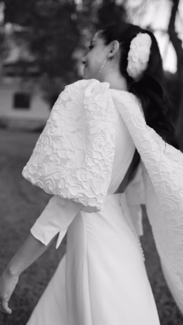Post 3 by Paula Del Vas  Novias on Instagram (video)