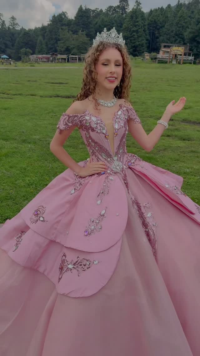 Post 8 by Vestidos Para Tus XV on Instagram (video)