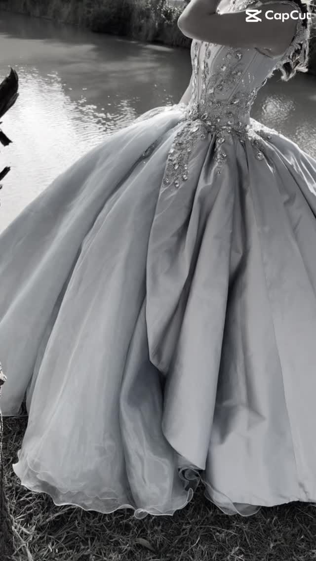 Post 1 by Vestidos Para Tus XV on Instagram (video)