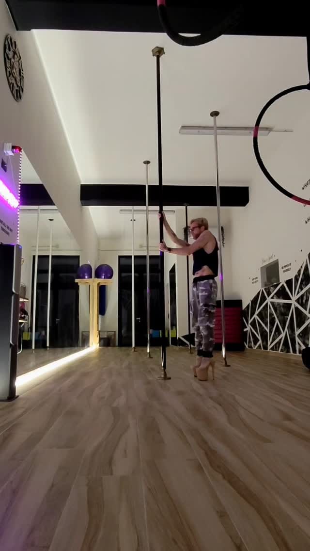 Post 2 by " IL GIOVA " on Instagram (video)