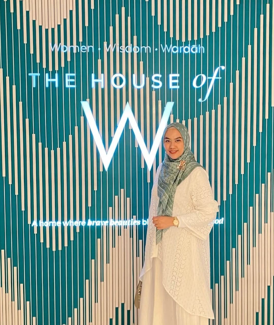 Post 4 by Elsa Maharani on Instagram (image)