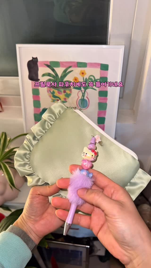 Post 6 by 레드크리스탈_에코백 파우치 on Instagram (video)