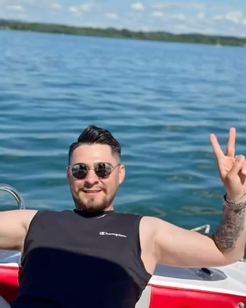 Post 2 by 2+2=1 on Instagram (video)