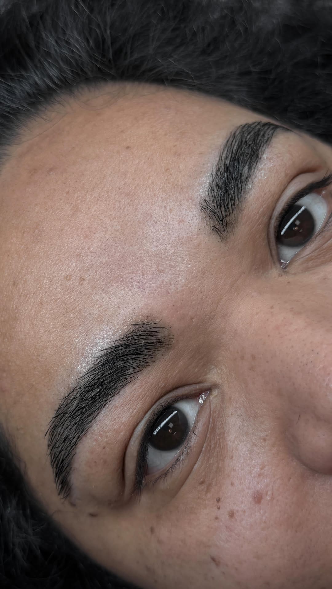 Post 6 by MARINA DAZA |FORMACIÓN Y SALÓN UÑAS Y CEJAS|SEVILLA on Instagram (video)