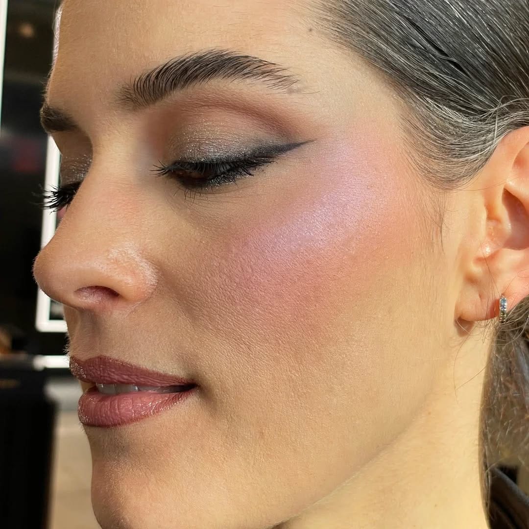 Post 1 by Laura maquillaje y peinado on Instagram (carousel)