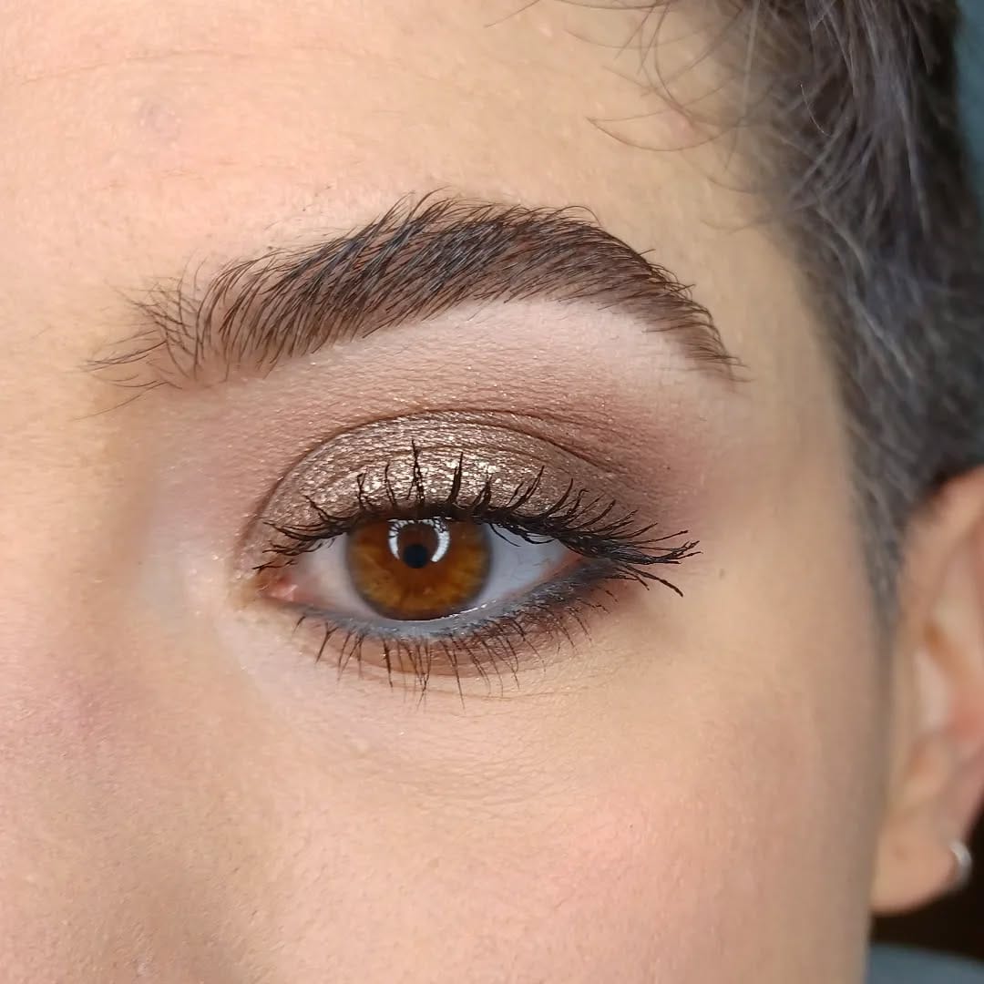 Post 10 by Laura maquillaje y peinado on Instagram (image)