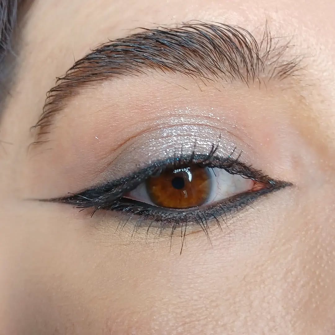 Post 5 by Laura maquillaje y peinado on Instagram (image)