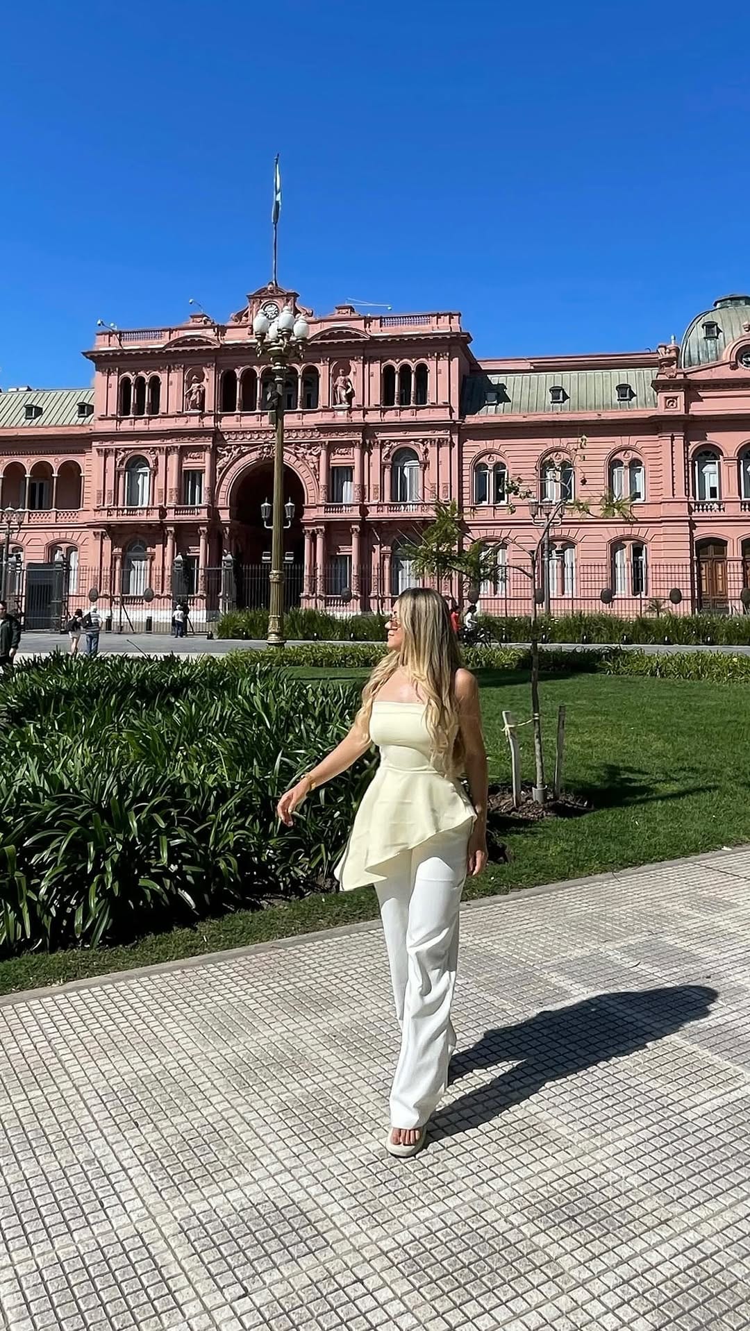 Post 6 by Ana Micaela on Instagram (video)