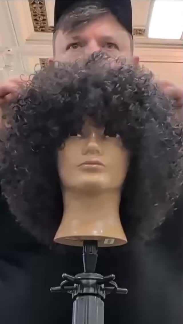 Post 8 by VANCOUVER HAIRDRESSER on Instagram (video)