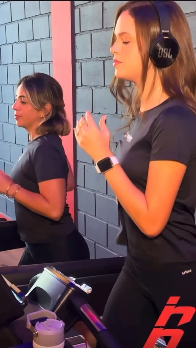 Post 6 by Nicole de Andrade on Instagram (video)