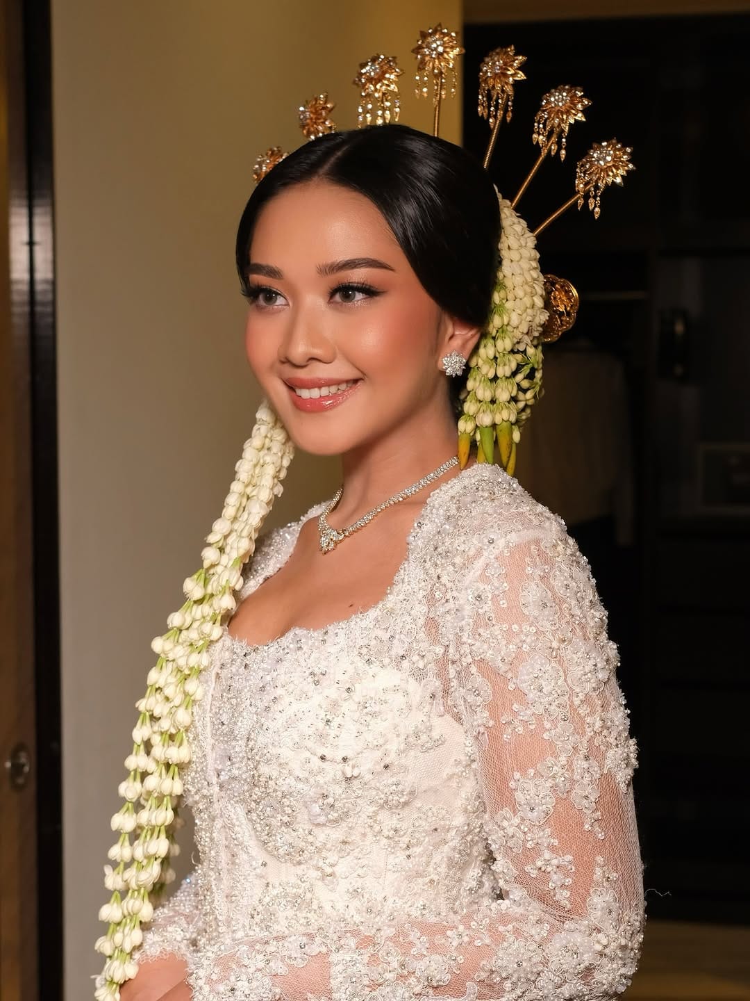 Post 8 by Tisya Azzahra Sari on Instagram (carousel)