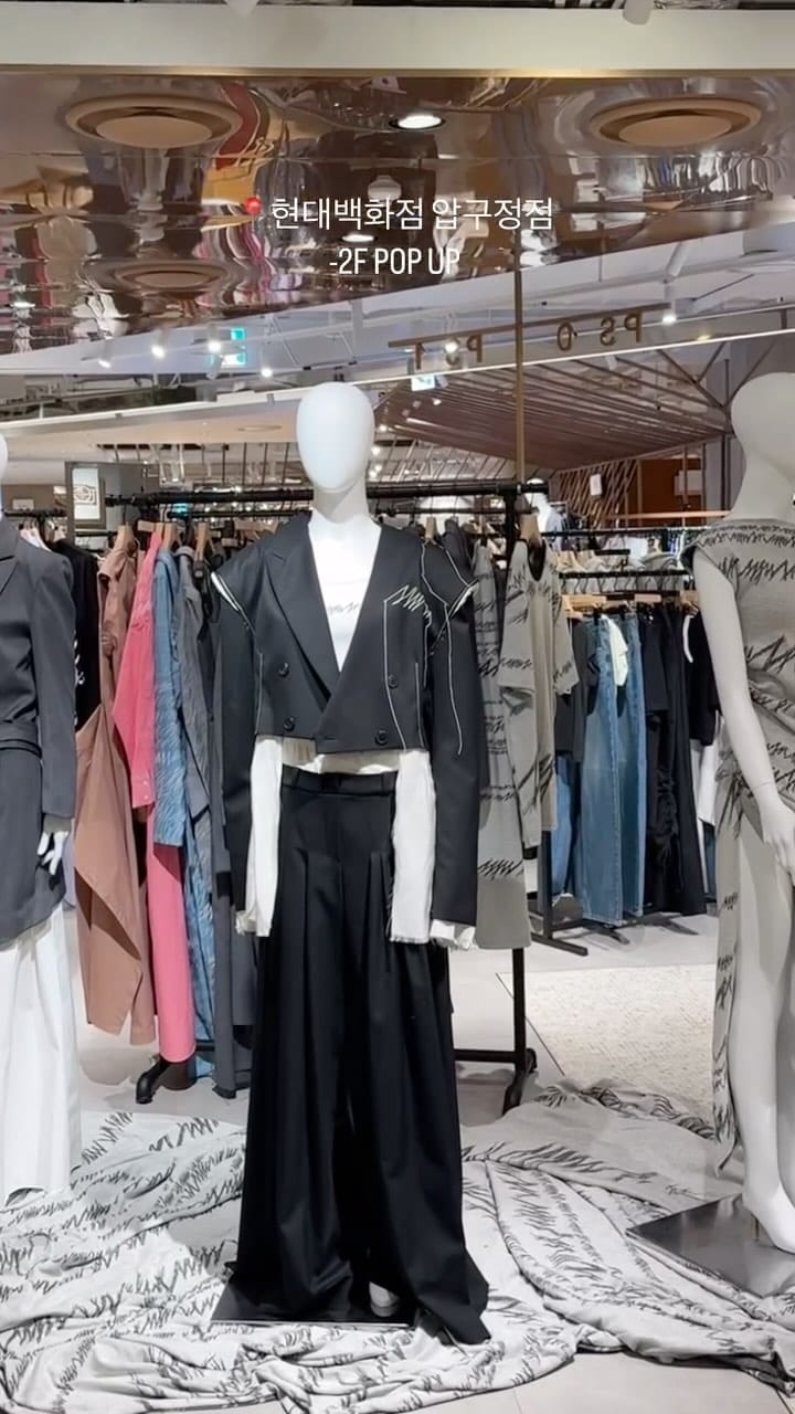 Post 6 by Hyun Park 현 on Instagram (video)