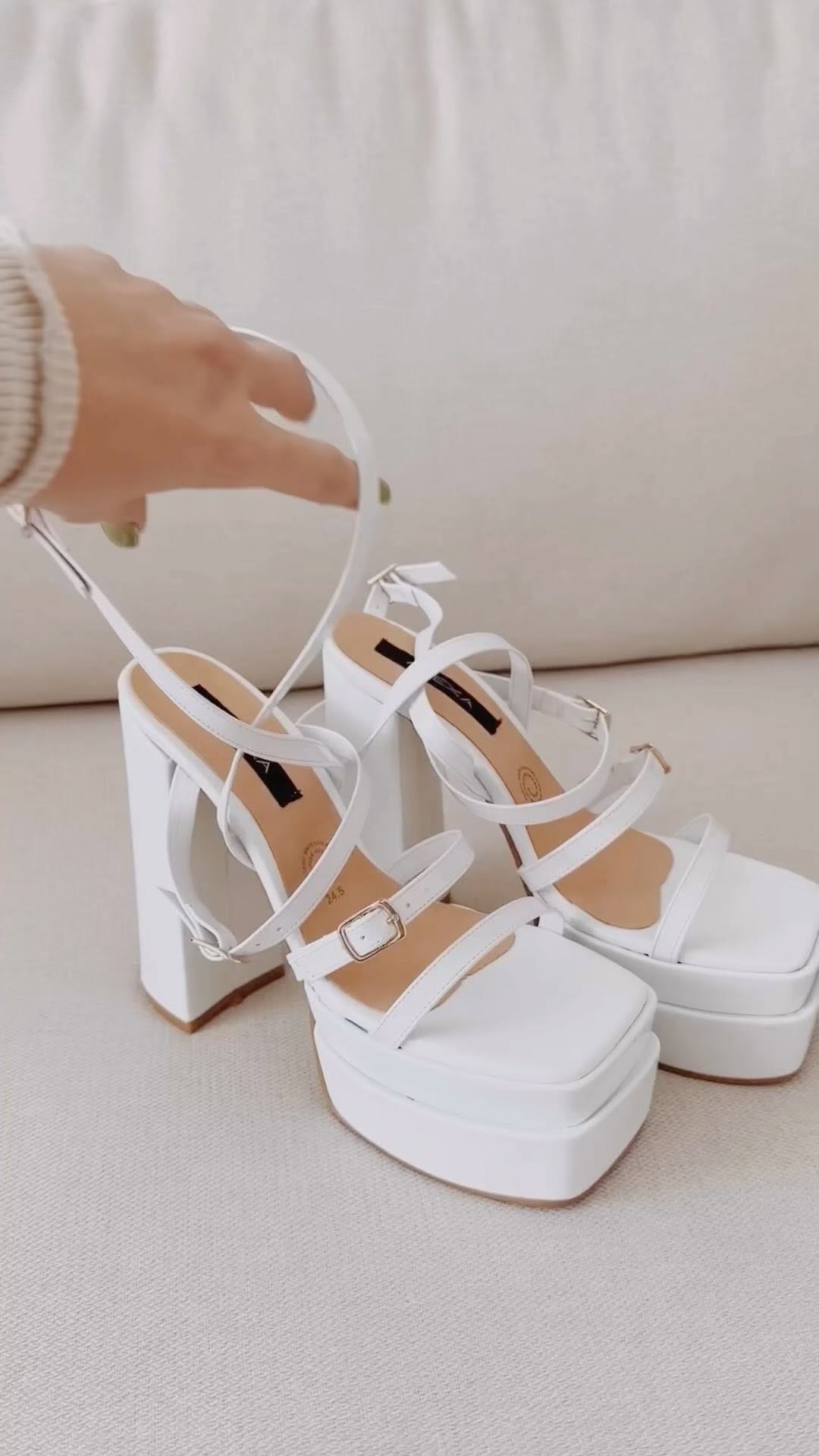 Post 5 by Alexa zapatos online on Instagram (video)