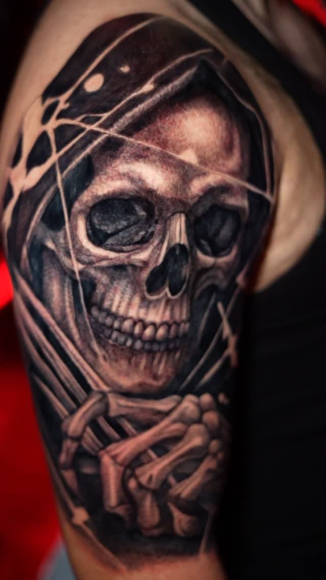 Post 4 by Adrián Vindas Tatuador on Instagram (video)