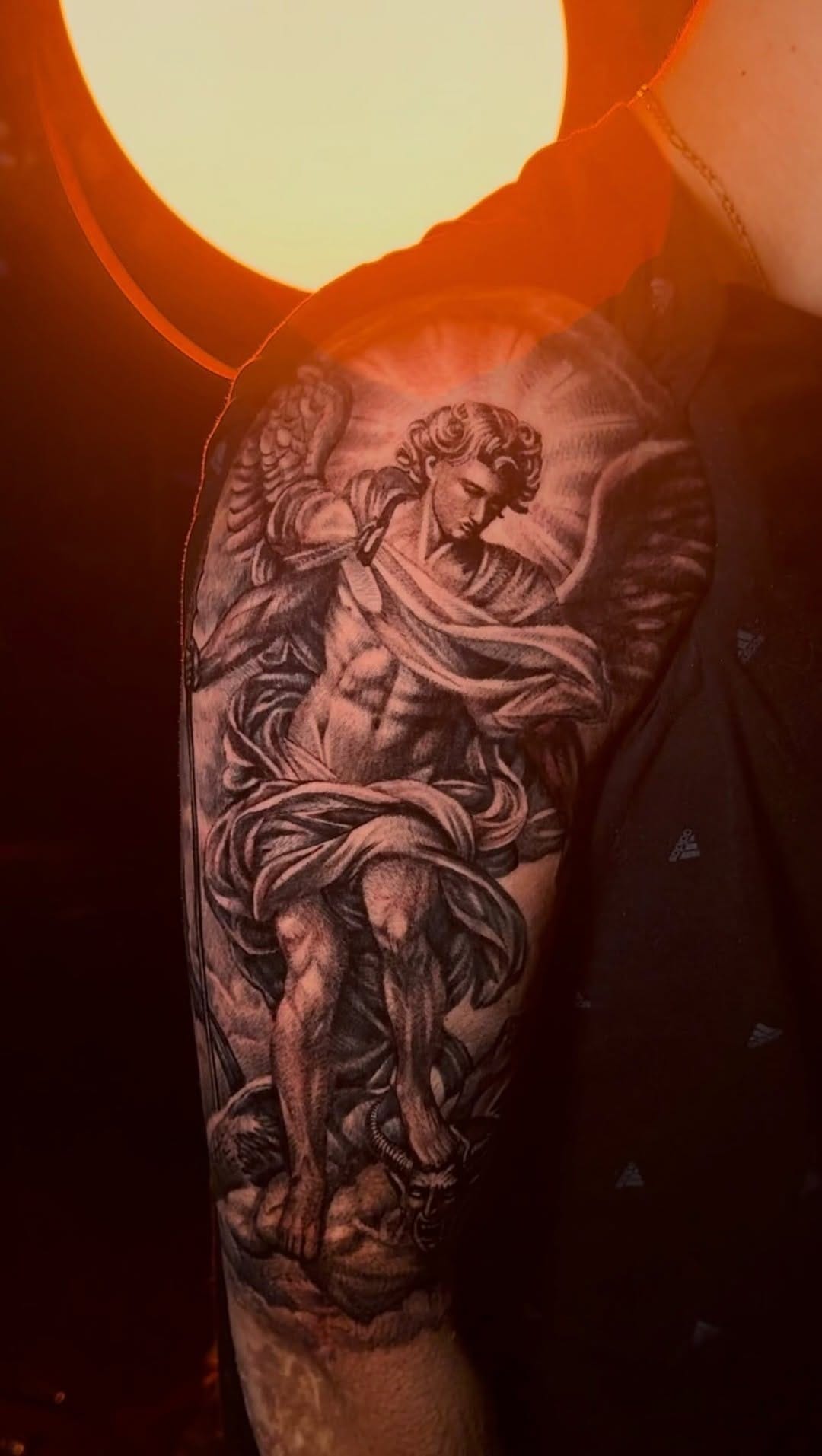 Post 10 by Adrián Vindas Tatuador on Instagram (video)