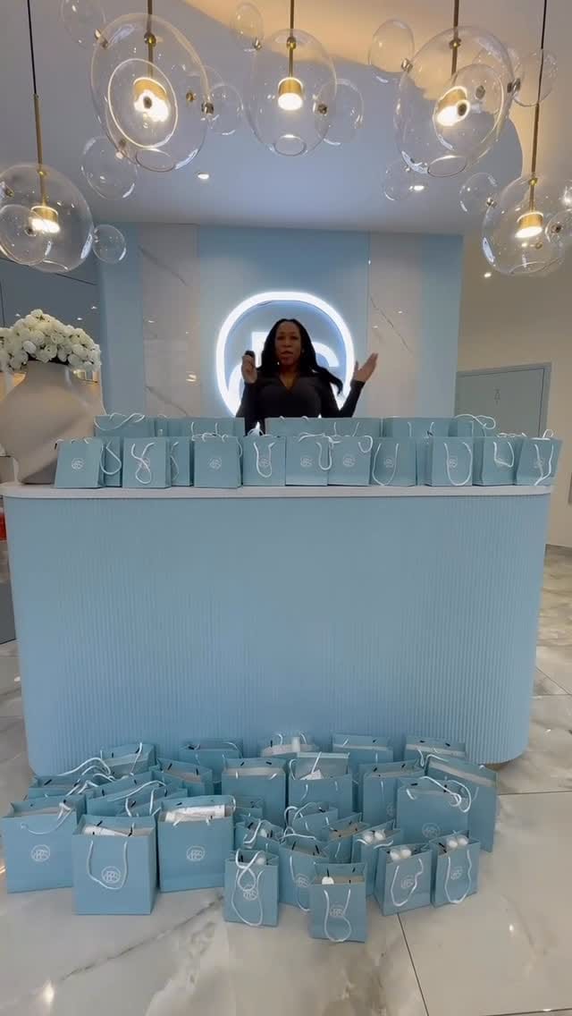 Post 1 by Institut de Beauté Paris • PEELS OF SKIN ® on Instagram (video)