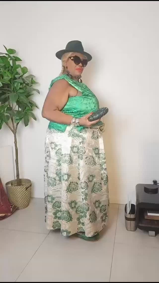 Post 10 by Marie Louise Nsongo on Instagram (video)