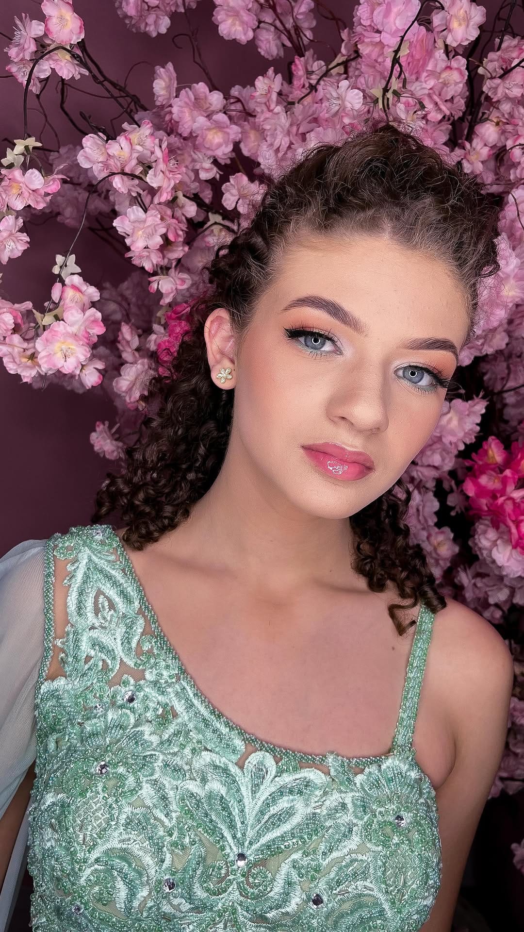 Post 6 by Larii Santos / Maquiadora on Instagram (video)