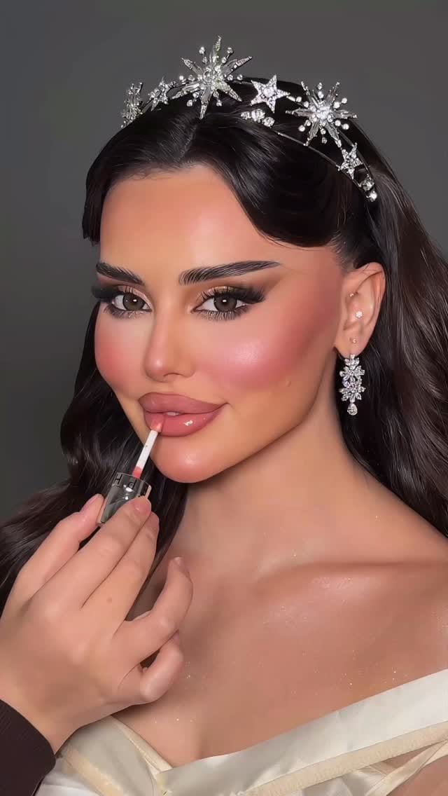 Post 3 by TOLA MAKEUP ARTIST ✨ on Instagram (video)