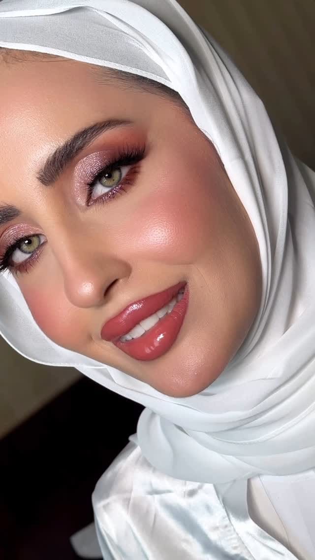 Post 4 by TOLA MAKEUP ARTIST ✨ on Instagram (video)