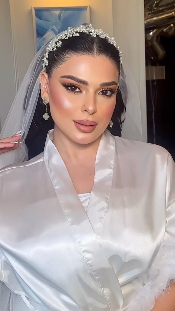 Post 5 by TOLA MAKEUP ARTIST ✨ on Instagram (video)