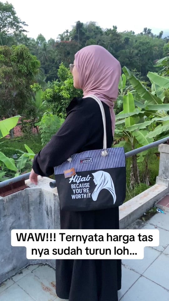 Post 10 by Queen Fahion Store on TikTok (video)