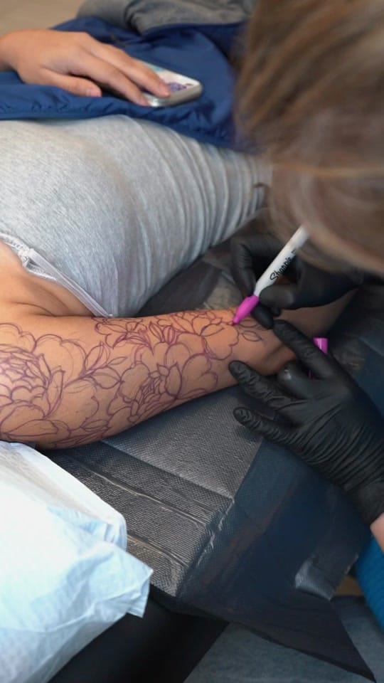 Post 8 by Sashatattooing tattoo shop on TikTok (video)