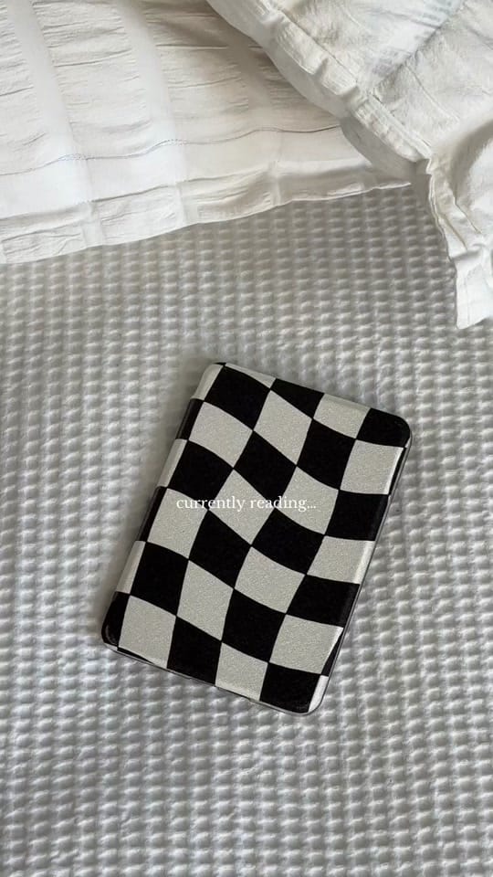 Post 2 by Juliana | Books & Tattoos on TikTok (video)