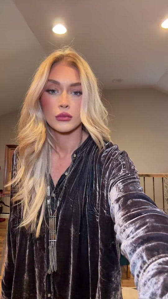 Post 1 by Chloe Nachè Art on TikTok (video)