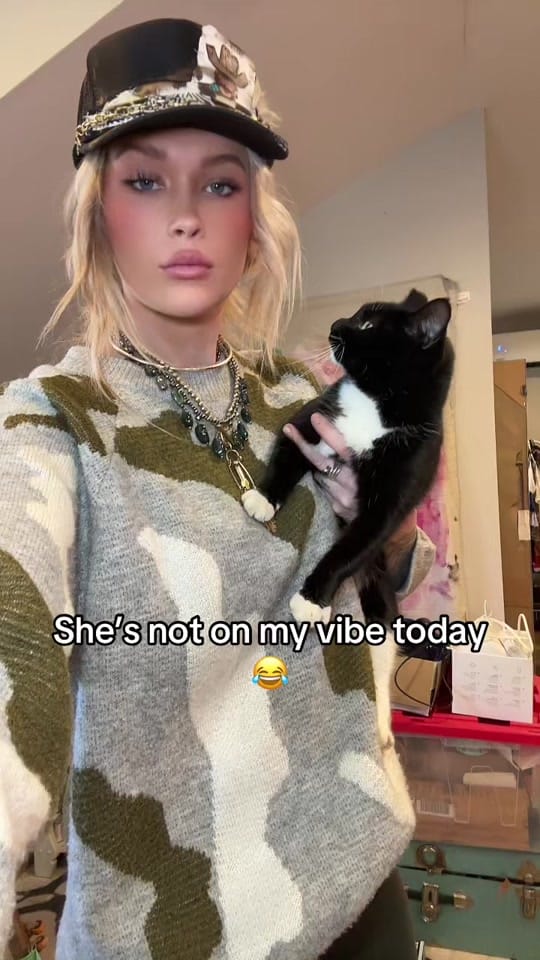 Post 8 by Chloe Nachè Art on TikTok (video)